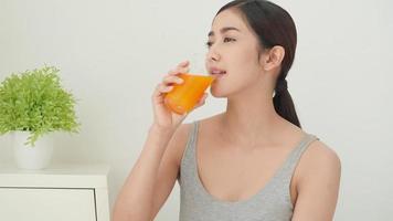 mujer bebiendo jugo de naranja video