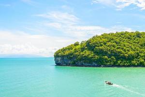 hermosa isla tropical y mar en tailandia foto