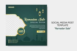 Plantilla de publicación de redes sociales de venta de Ramadán. publicidad de banner web con estilo de color verde y dorado para tarjetas de felicitación, cupones, eventos islámicos. vector