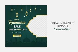 Plantilla de publicación de redes sociales de venta de Ramadán. publicidad de banner web con estilo de color verde y dorado para tarjetas de felicitación, cupones, eventos islámicos. vector