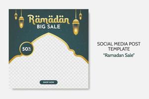 Plantilla de publicación de redes sociales de venta de Ramadán. publicidad de banner web con estilo de color verde y dorado para tarjetas de felicitación, cupones, eventos islámicos. vector