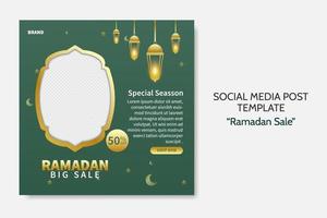 Plantilla de publicación de redes sociales de venta de Ramadán. publicidad de banner web con estilo de color verde y dorado para tarjetas de felicitación, cupones, eventos islámicos. vector