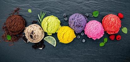 Varios sabores de helado sobre fondo de piedra oscura foto