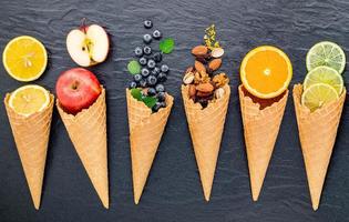 Varios ingredientes para sabores de helado sobre fondo de piedra oscura foto