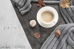 café con leche y un suéter caliente en la superficie en mal estado