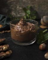 deliciosa mousse de chocolate con primer plano foto