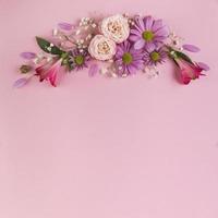 decoración de flores sobre fondo rosa foto