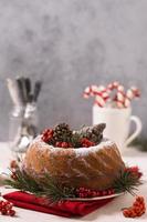 Vista frontal del pastel de Navidad con piñas y frutos rojos foto