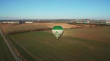 luchtfoto van een hete luchtballon in veld op een zonnige lenteavond video