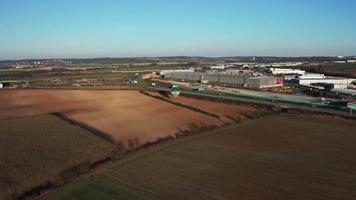 Vue aérienne d'une montgolfière volant à basse altitude sur une soirée de printemps ensoleillée en 4k video