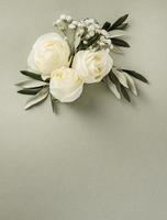 Copie el espacio de adornos florales de boda sobre fondo neutro foto