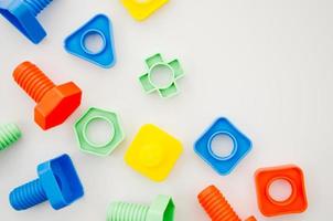 Laicos plana juego de juguetes para niños niños sobre fondo blanco.
