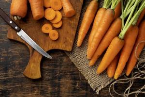 manojo de arreglo de zanahorias frescas