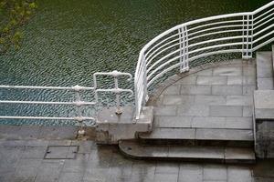 Arquitectura del puente en la ciudad de Bilbao, España foto