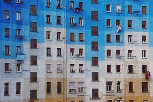 Ventana en la fachada azul de la casa, arquitectura en la ciudad de Bilbao, España foto