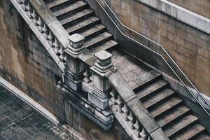 Arquitectura de escaleras en la calle en la ciudad de Bilbao, España foto