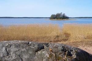 la costa del mar Báltico en Finlandia en la primavera en un día soleado. foto