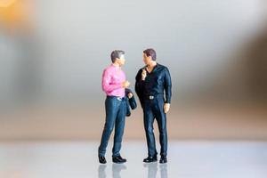 Gente en miniatura, pareja gay de pie juntos y copia espacio para texto, concepto lgbt foto