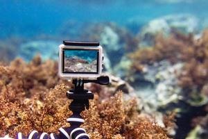 usando la cámara de acción en una caja impermeable para hacer fotos y videos bajo el agua