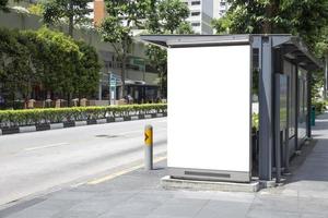 Vallas publicitarias en blanco de medios digitales en una parada de autobús, letrero para el diseño de publicidad de productos foto