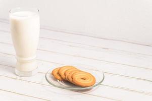 día mundial de la leche, bebe leche y come galletas, desayuno saludable. foto