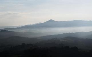 montañas bajo el cielo gris foto