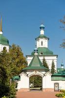 Paisaje con una vista del monasterio znamensky con un cielo azul claro en Irkutsk, Rusia foto