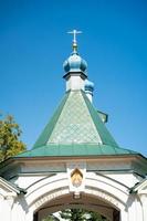 Paisaje con una vista del monasterio znamensky con un cielo azul claro en Irkutsk, Rusia foto