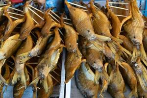 Pescado seco y ahumado cerca del lago Baikal en Rusia foto