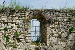 Parte de la muralla de la fortaleza de Anacopia con un cielo azul claro en New Athos, Abjasia foto