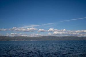 Paisaje de montañas y cielo azul nublado en el lago Baikal en Rusia