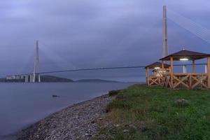 Puente russky y cuerpo de agua en Vladivostok, Rusia foto