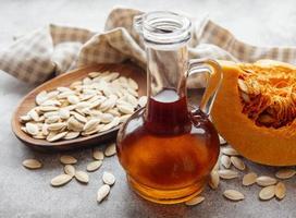 concepto de aceite de semilla de calabaza foto