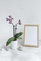 orquídeas con una maqueta de marco de imagen en blanco.