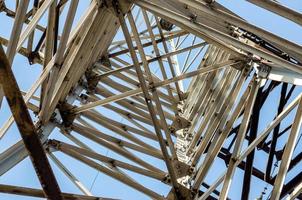 fragmento de la estructura de una torre de una línea de alta tensión foto