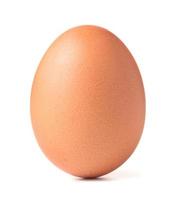 Huevo de gallina solo aislado sobre fondo blanco. foto