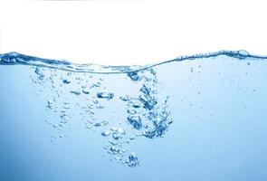 Limpiar la superficie del agua azul con burbujas y salpicaduras sobre fondo blanco. foto