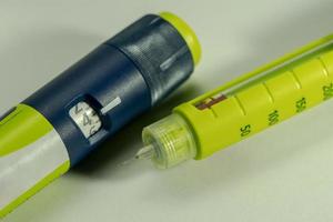 inyector de insulina amarillo brillante foto