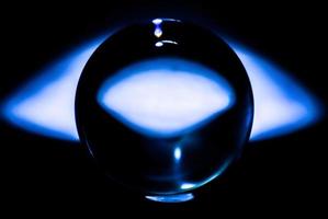 Bola de cristal abstracto en monocromo azul foto