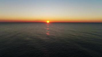 puesta de sol dorada en el mar video