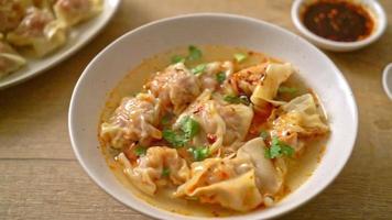 fläsk wonton soppa eller fläsk dumplings soppa med rostad chili video