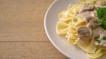 macarrão farfalle com molho de creme de cogumelos branco video