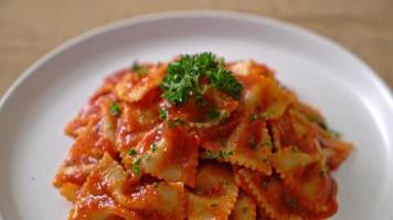 macarrão farfalle em molho de tomate com salsa video