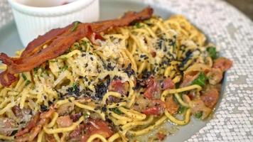 Stir-fried Spaghetti With Garlic, Olive Oil, Parsley And Parmigiano-reggiano Cheese video