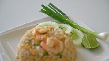 arroz frito com camarão e caranguejo no prato branco