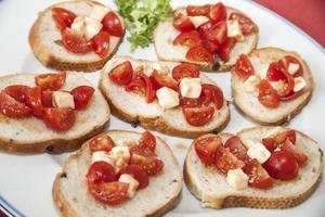 tomate y queso en pan foto