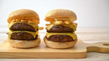 hambúrgueres de carne com queijo e batata frita video