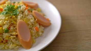 gebakken rijst met worst en gemengde groenten video