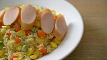 gebratener Reis mit Wurst und gemischtem Gemüse video