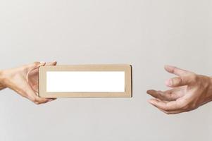 mano dando caja de donación a una persona necesitada foto